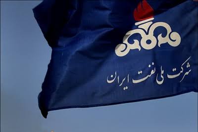 پرچم شرکت ملی نفت ایران در برابر آسمان